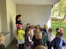 Dzieci słuchają wskazówek czytanych przez bibliotekarkę