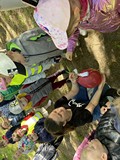 Dzieczynka przebija balon, w którym znajduje się zadanie