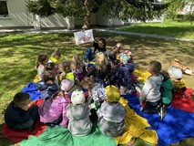 Bibliotekarka czyta dzieciom opowiadanie