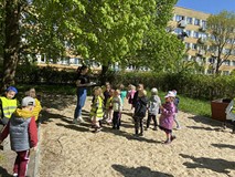 Dzieci słuchają wskazówek czytanych przez bibliotekarkę