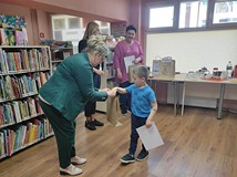 Nagrody i dyplomy dla uczestników konkursu plastycznego, wręczają Z-ca Dyrektora KBP Beata Sawa-Jova