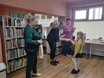 Nagrody i dyplomy dla uczestników konkursu plastycznego, wręczają Z-ca Dyrektora KBP Beata Sawa-Jova