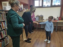 Nagrody i dyplomy dla uczestników konkursu plastycznego, wręczają Z-ca Dyrektora KBP Beata Sawa-Jova