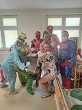 Superbohaterowie razem z pacjentami   pozują do zdjęcia
