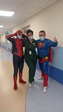 Superbohaterowie razem z Pielęgniarką Oddziałową pozują do zdjęcia