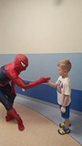 Spiderman wita się z chłopcem