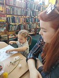 mama z dzieckiem wykonuje pracę plastyczną