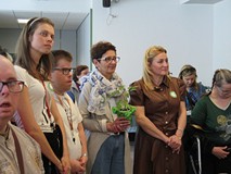 Uczestnicy wernisażu, po prawej kierowniczka WTZ nr 1 Joanna Zduńska oraz kierowniczka Oddziału Zbio