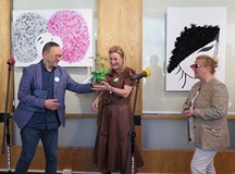 Dyrektor KBP Dariusz Pawlikowski wręcza kwiat kierowniczce WTZ nr 1 Joannie Zduńskiej, po prawej Prz