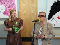 Przemawia Przewodnicząca Zarządu Koła PSONI w Koszalinie Izabela Stec, po lewej kierowniczka WTZ nr 