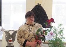 Artystka Kinga Fil na tle swojego obrazu w Galerii Region