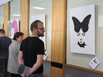 Zwiedzający wystawę