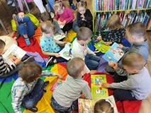 Dzieci oglądają książeczki