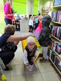 Dzieci wychodzą z biblioteki przez magiczny tunel