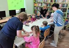 Pani Ania uczy dzieci wykonać zakładkę do książek