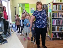 „Zajączki” z Przedszkola 21 zwiedzają bibliotekę