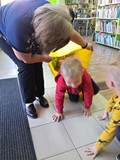 Dzieci opuszczają bibliotekę przez magiczny tunel