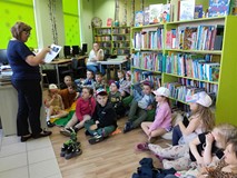 Pani Ania opowiada dzieciom o książkach i bibliotece