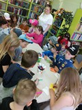 Dzieci wykonują mini książeczki