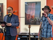 Dyrektor KBP Dariusz Pawlikowski i Mariusz Weltrowski na scenie w Mediatece