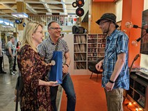 Mariusz Weltrowski przyjmuje gratulacje od gości wernisażu