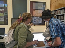 Mariusz Weltrowski rozmawia o swoich fotografiach z uczestniczkami wernisażu