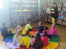 Wspólne czytanie książek o łące i jej mieszkańcach