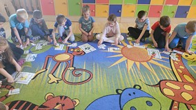 Dzieci układają wiosenne puzzle