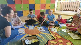 Dzieci układają wiosenne puzzle