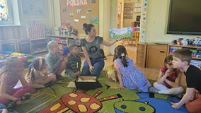 Bibliotekarka czyta dzieciom