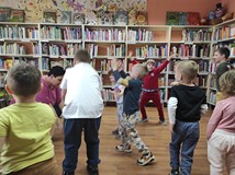 Zabawa przy muzyce w krasnoludki