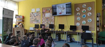 dzieci oglądają flm o ptakach