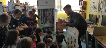 Pan Karol opowiada dzieciom o tropach zwierząt