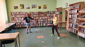 na zdjęciu uczestnicy kręcą hula hop