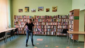 na zdjęciu uczestnicy kręcą hula hop