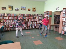 na zdjęciu uczestnicy kręcą hula hop