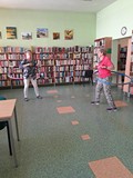na zdjęciu uczestnicy kręcą hula hop