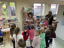 Dzieci odgadują zagadki