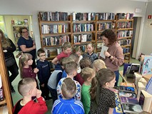 Dzieci szukają podpowiedzi po bibliotece