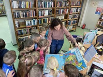 Dzieci szukają wskazówek