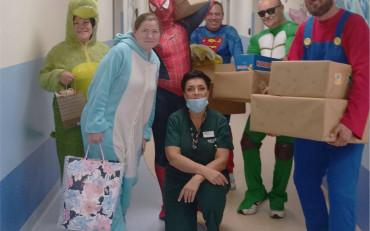 Bibliotekarze i superbohaterowie przekazują książki do koszalińskiego szpitala