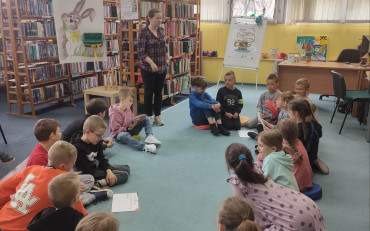 bibliotekarka tłumaczy grupom zadania