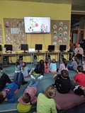 dzieci oglądają film edukacyjny:  dlaczego psy i koty się nie lubią