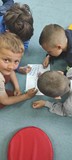 dzieci pracują w grupach