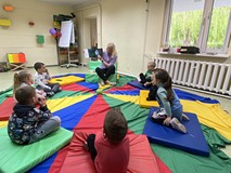 Bibliotekarka czyta dzieciom opowiadanie