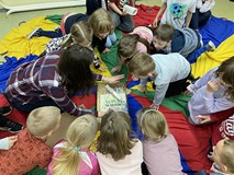 Dzieci oglądają pudełko i sprawdzają co jest w środku