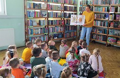 Czytamy książki o życiu pszczół