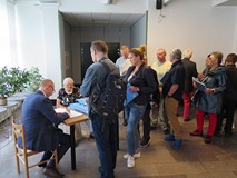 Autor podczas wpisywania dedykacji