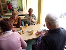 na zdjęciu seniorzy grają w gry