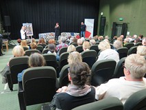 Zastępca dyrektora KBP Beata Sawa-Jovnoska wita Elżbietę Cherezińską. Widoczna jest również licznie 